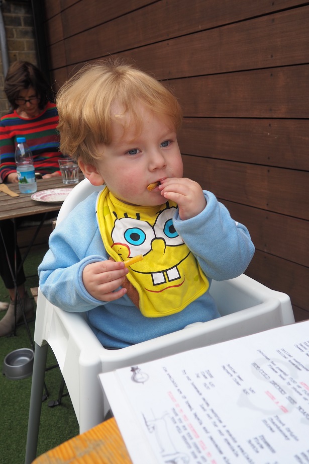 Living Arrows 42/52 - Baba mange des frites! toddler eating fries, at a cafe