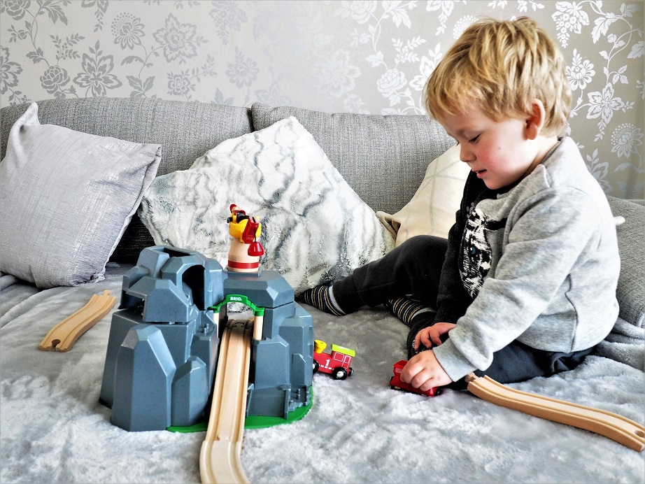 BRIO Crane and Mountain Tunnel Review. BRIO World, BRIO play, Trains Sets, Toys Review, The Frenchie Mummy