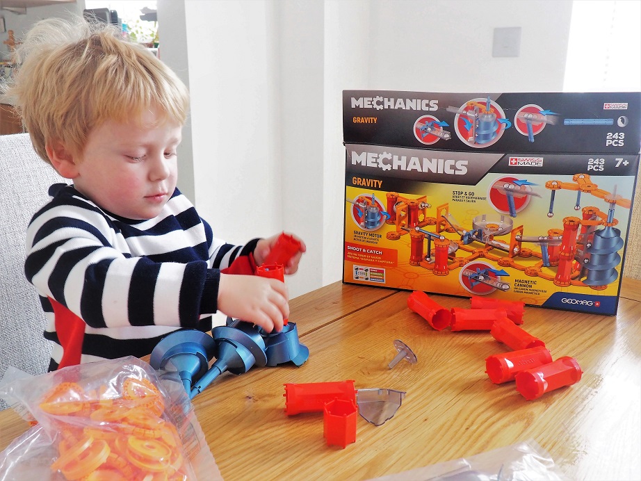 Geomag Mechanics Gravity Shoot & Catch Review, Magnetism, Gravity, Geomag, Magnetic Building Toys, Review, Giveaway, the Frenchie Mummy