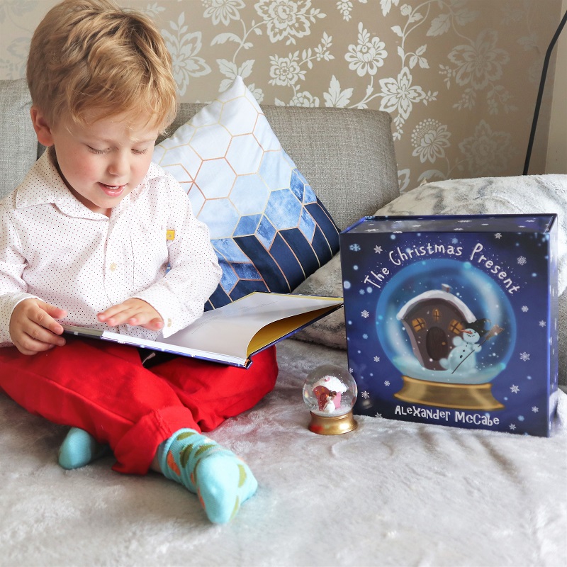 Christmas Present Book Giftset, Christmas Giveaways, Win, Christmas Book, Gabriel the Elf, Alexander McCabe, the Frenchie Mummy