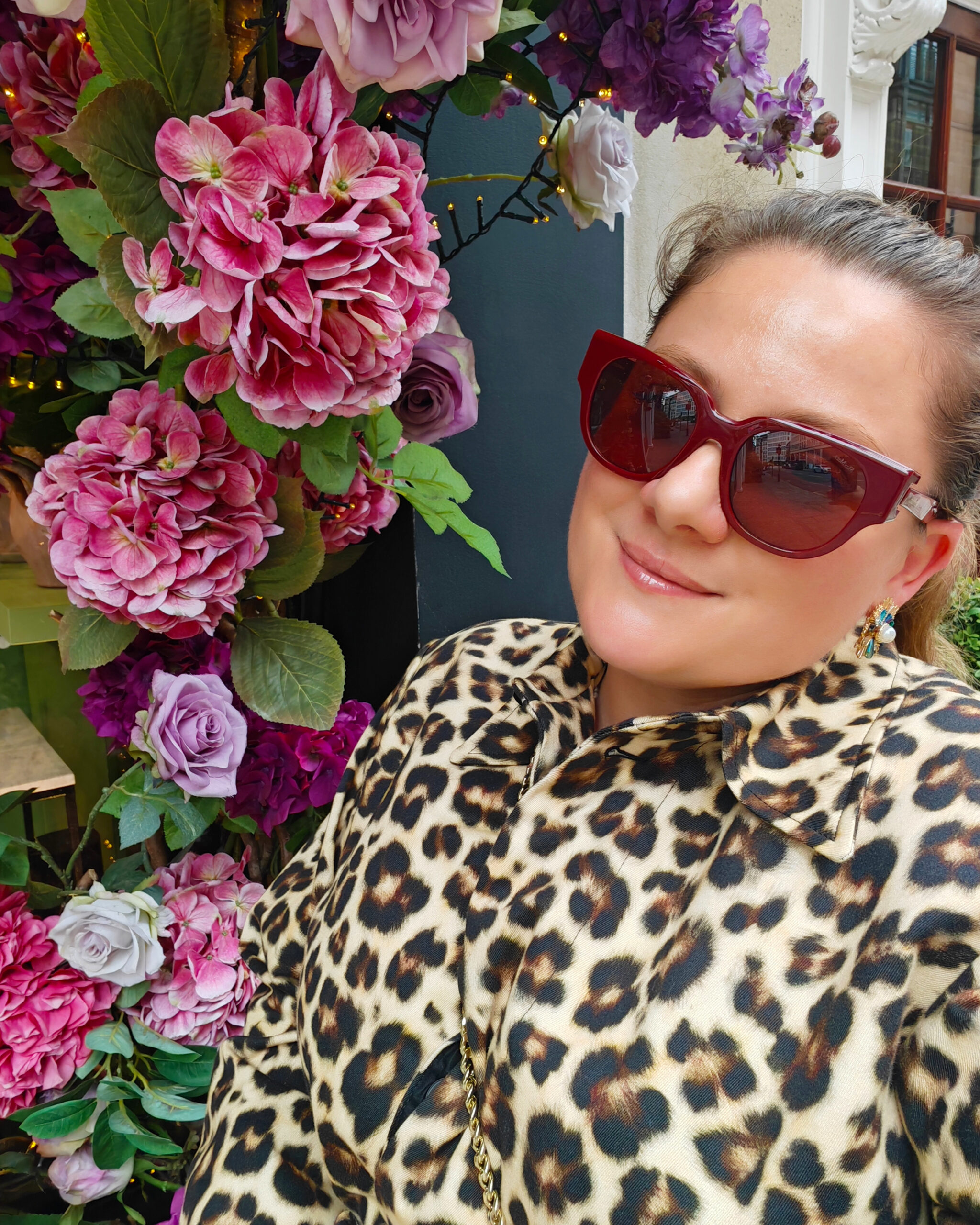 Accessories Every Stylish Mum Should Own, Must-have accessories, Mum style, How to feel confident, Key accessories, pearls, Crossbody bag, Scarves, sunglasses, right footwear