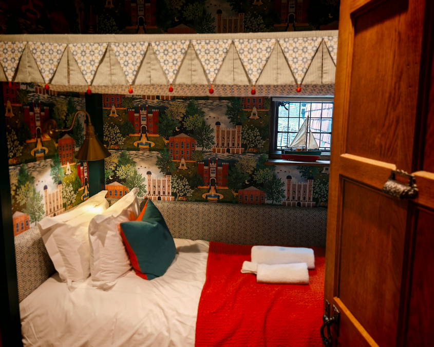 Hever Castle Bed & Breakfast, Hever Castle, Family Staycation in Kent, Edenbridge, Family-Friendly, Family Blogger, the Frenchie Mummy, Hever Castle Kent, Anne Boylen