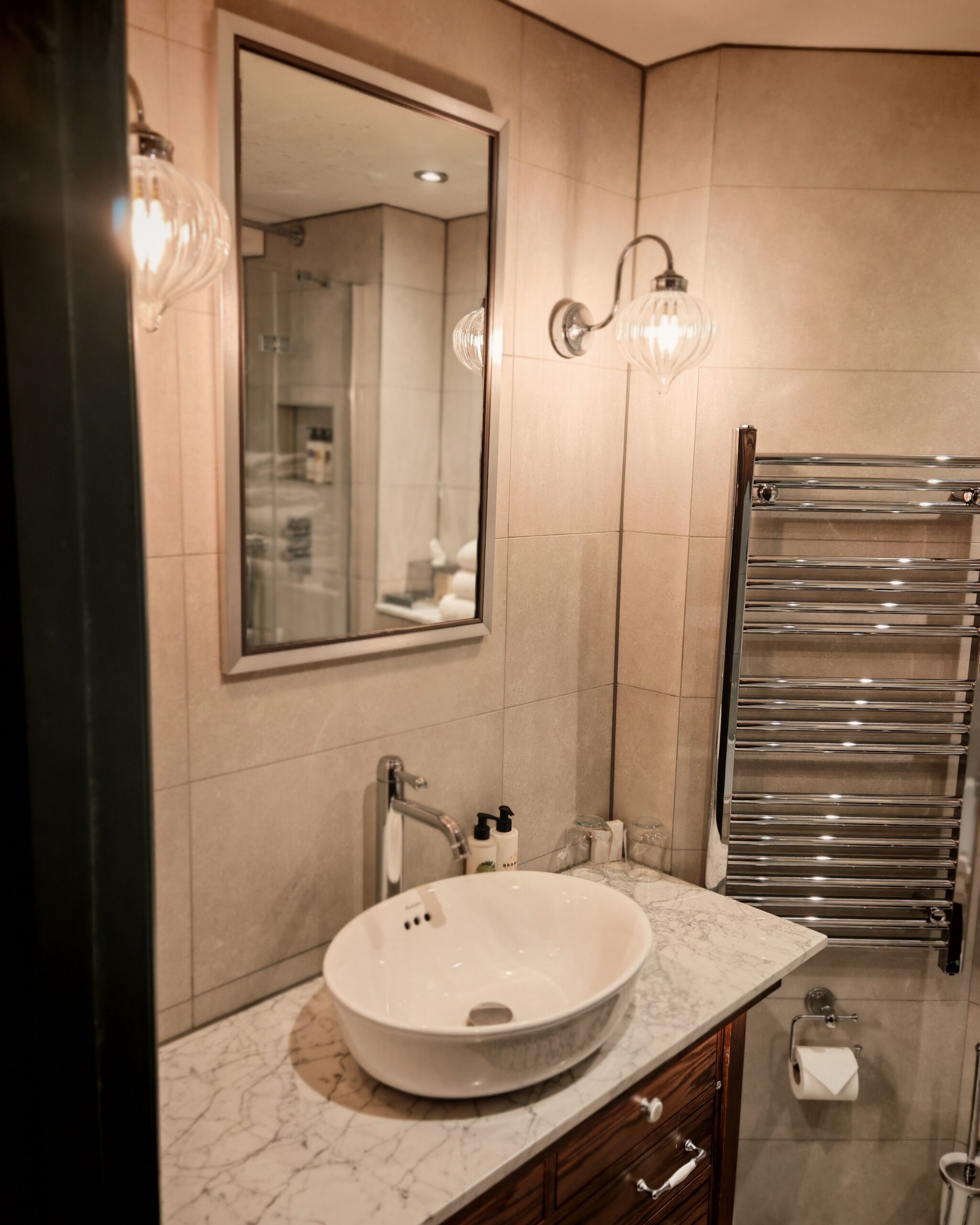 The Windmill Clapham Review, Young's Room, stay in a Pub, Family-Friendly, Pub staycation, pubs with a room, Weekend In Clapham, Hotel Review, the Frenchie Mummy